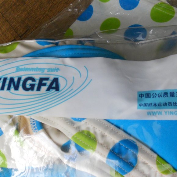 Women's L. Polka Dot Swimsuit & a Matching Cap - Picture 9 of 9